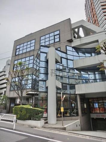 低層のどっしりとしたビル