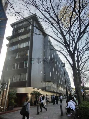 建物の幅が広くて、存在感のある外観です
