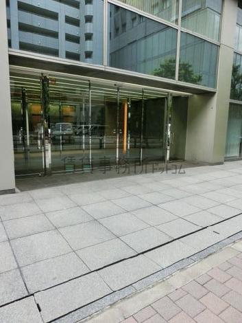 広々とした正面玄関