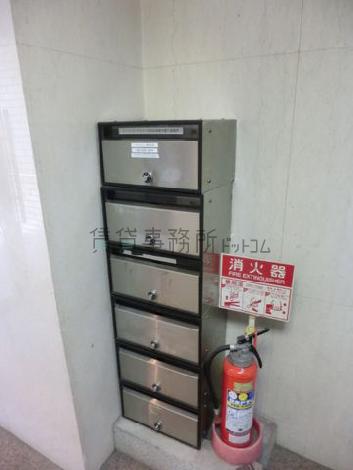 縦に並んだ郵便受けです