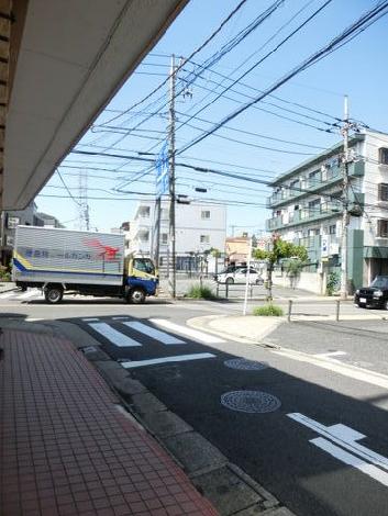 玄関前からの様子