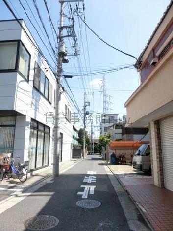 隣接する脇道の様子