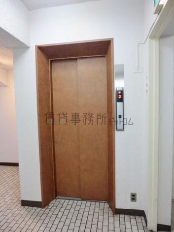 木を思わせるカラーのエレベーターです