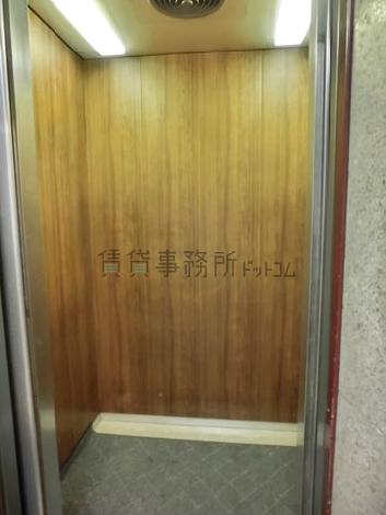 カゴ内は木目の温かい造り
