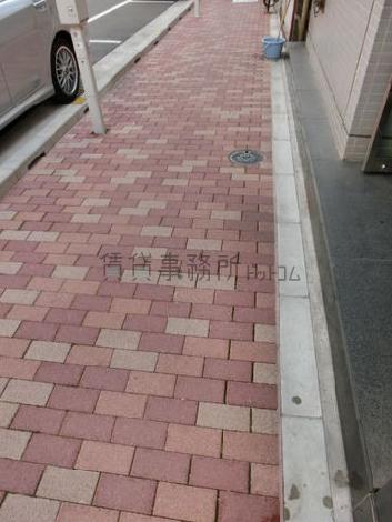 正面玄関前歩道