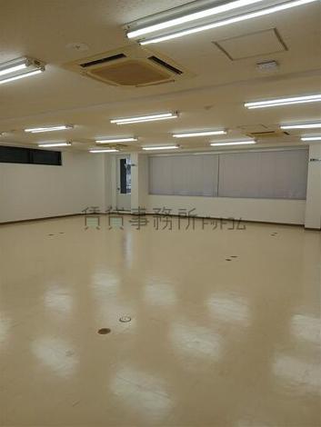 新横浜サンセイビルの室内