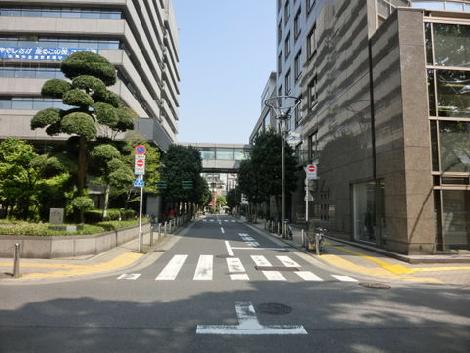 道を挟んで隣は港区役所です