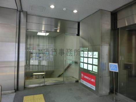 地下へつながるエントランスです