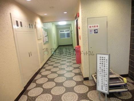 ご入居者は右手にある台車を使用することができます