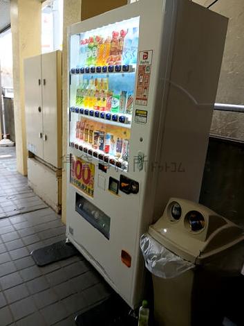 自動販売機館内にあり