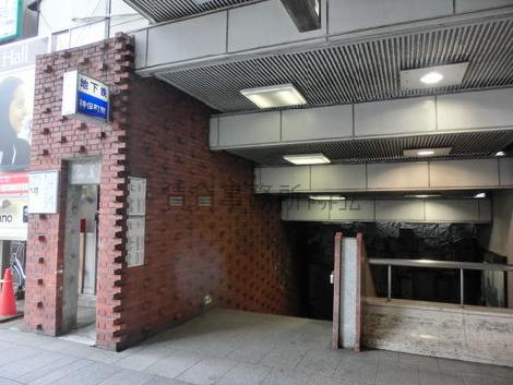 入口横にある神保町駅です