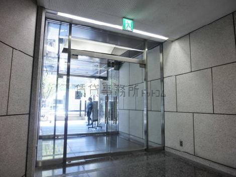 ガラス張り正面口