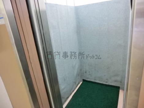 エレベーターの中