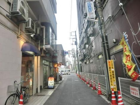 裏路地方面