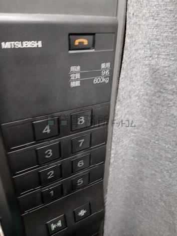 エレベーター９名乗り