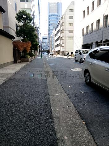 建物沿いの道