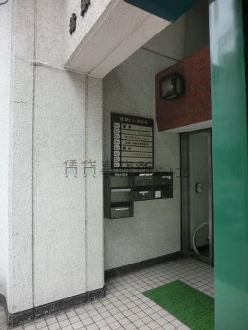 テナントサインとポストがあります
