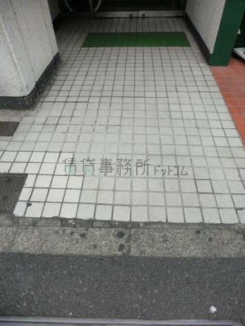 歩道との段差はありません