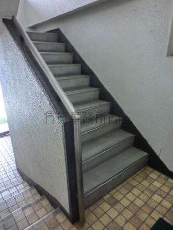 エレベーター前に階段があります