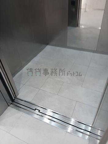 エレベーター内部