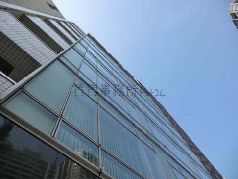 全面ガラス張りの綺麗な外観