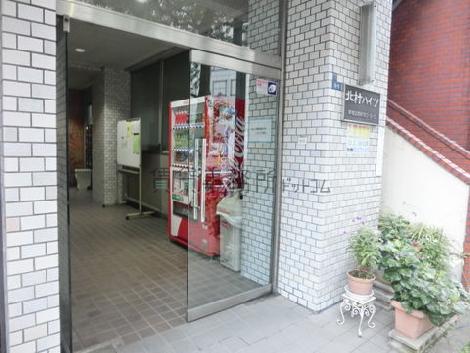 間口の広い正面エントランス