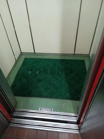 エレベーター内部