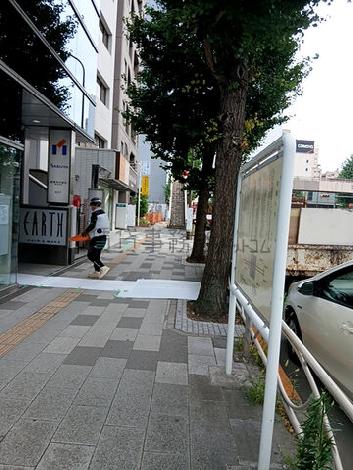建物前の歩道