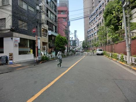 すぐ先は青山通りです