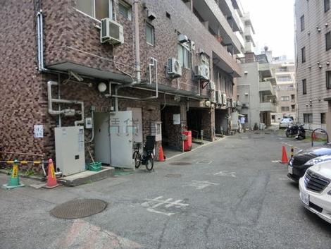 建物裏手の駐車場です