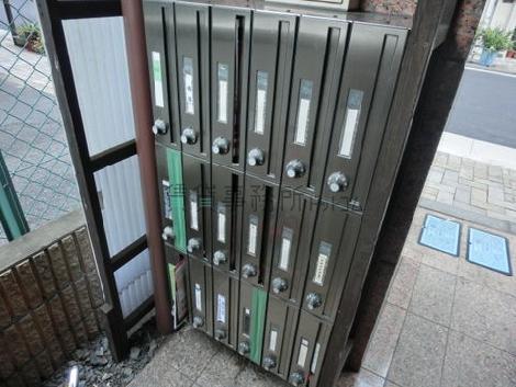 郵便受けはエントランスを入ってすぐにございます。