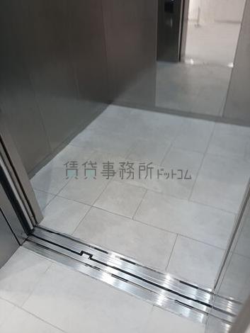 エレベーター内部