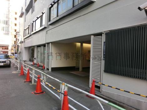 左斜め前から