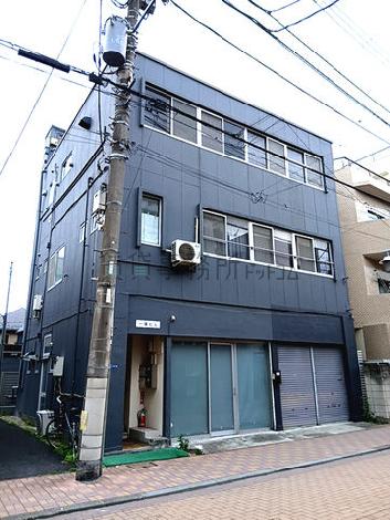 一場ビルの外観写真