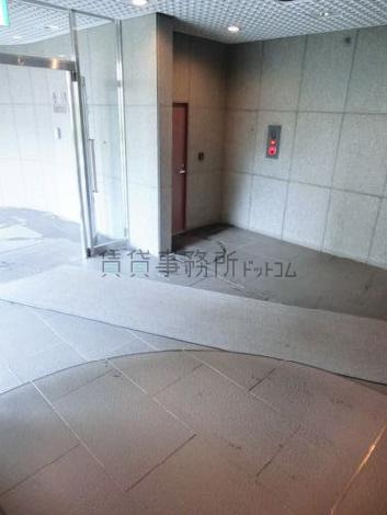 マットな質感の石材で構成