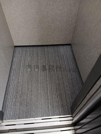エレベーター内部