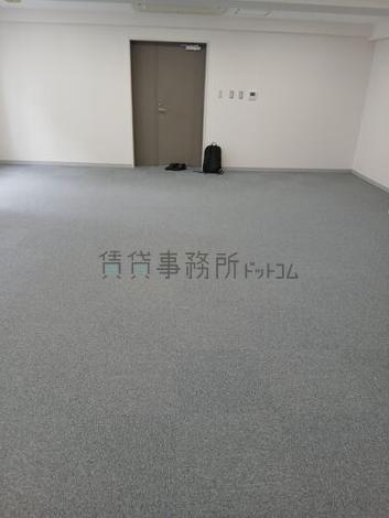 アイボリー芝の室内
