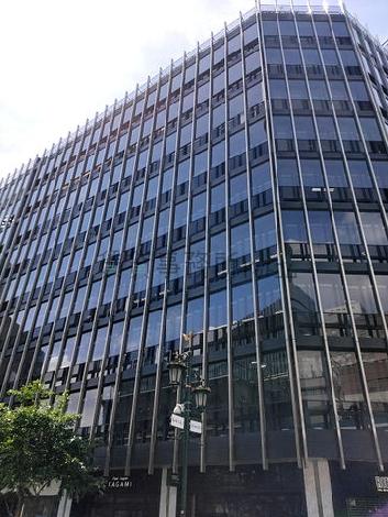 短冊状のガラス面で統一された壁面