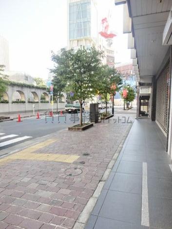 玄関前の幅広い歩道です