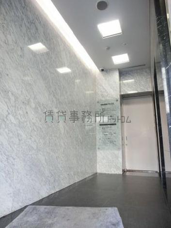 間接照明が優しくエントランスを照らしてくれます