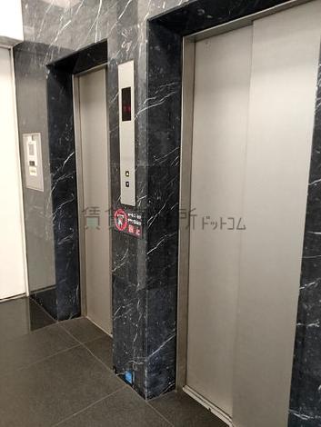 2基配列されたエレベーター