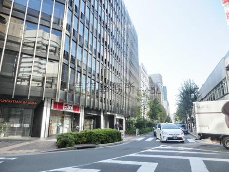 隣接する線路沿い通り