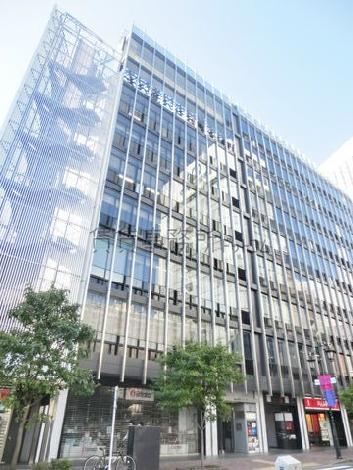周囲の景色を綺麗に反射するガラス張りで構成