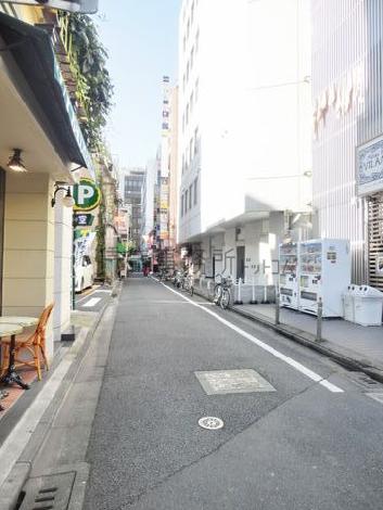 コインパーキングのある背面通り
