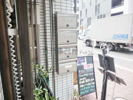 入口脇に集合ポストが完備されています