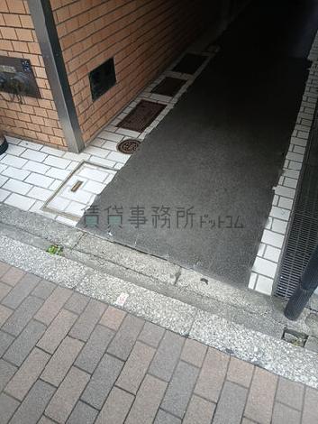 正面玄関前　段差