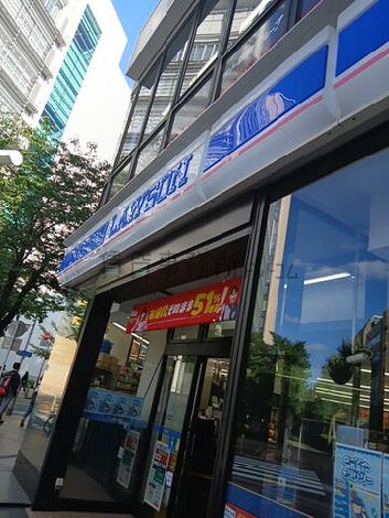 すぐ近くにコンビニがございます