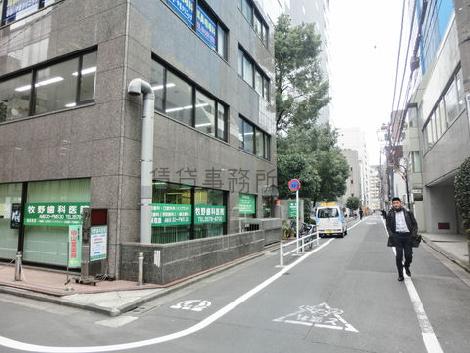 周辺は低層ビルが多く建ち並びます