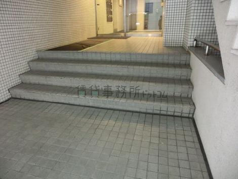 ４段の小さな階段があります