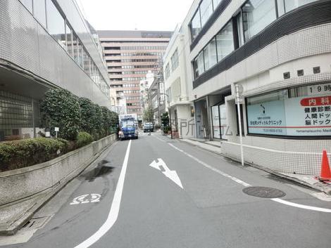 人通りの少ない全面道路です